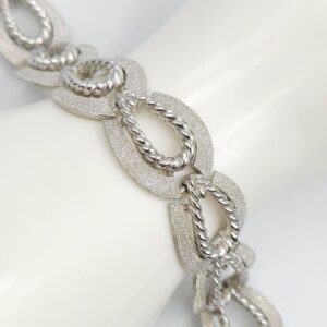 Bracciale Trifari risalente al 1960 circa, realizzato in lega Trifanium color argento satinato con dettagli a cordoncino - VINTAGE AMORE MIO