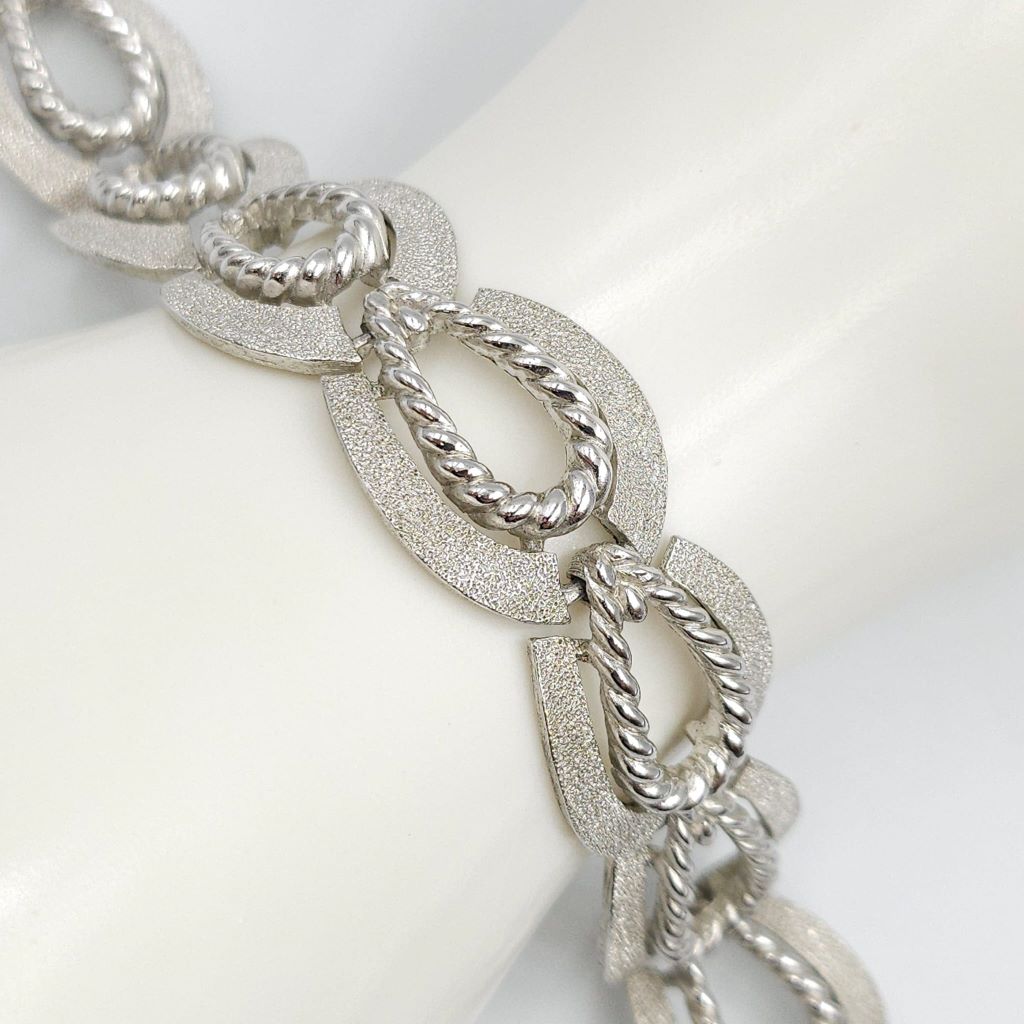 Bracciale Trifari risalente al 1960 circa, realizzato in lega Trifanium color argento satinato con dettagli a cordoncino - VINTAGE AMORE MIO