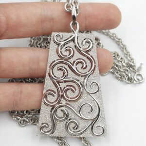 Collana Trifari risalente al 1960 circa, con doppia catena e grandissimo pendente in lega Trifanium color argento con lavorazione a cera persa e dettagli lucidi - VINTAGE AMORE MIO