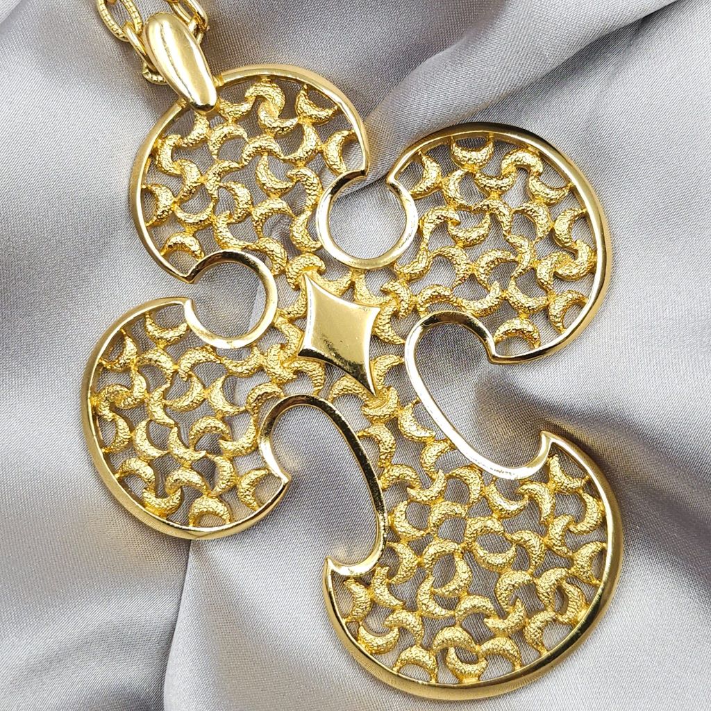 Collana Trifari, risalente alla fine degli anni '50, composta da spessa catena e pendente molto grande a forma di croce stilizzata, realizzata in lega Trifanium color oro con lavorazione a cera persa e dettagli lucidi - VINTAGE AMORE MIO