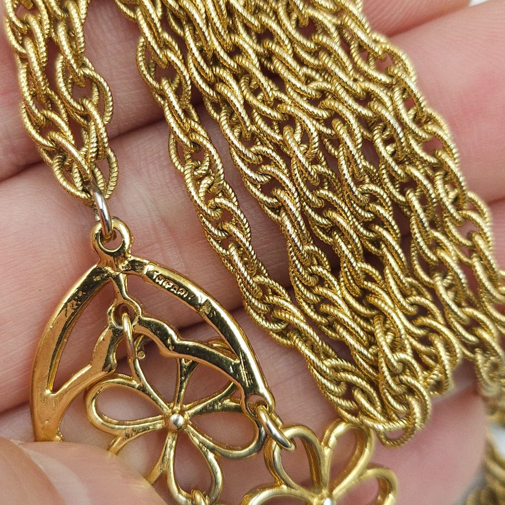 Collana waterfall firmata Trifari, risalente al 1960 circa, catena e grande pendente con decoro floreale in lega Trifanium color oro con tre nappe - VINTAGE AMORE MIO
