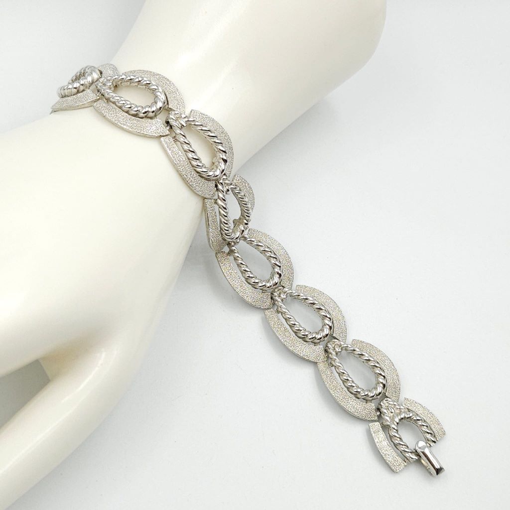 Bracciale Trifari risalente al 1960 circa, realizzato in lega Trifanium color argento satinato con dettagli a cordoncino - VINTAGE AMORE MIO