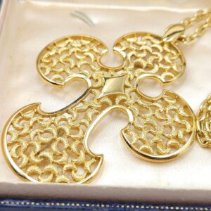 Collana Trifari, risalente alla fine degli anni '50, composta da spessa catena e pendente molto grande a forma di croce stilizzata, realizzata in lega Trifanium color oro con lavorazione a cera persa e dettagli lucidi - VINTAGE AMORE MIO
