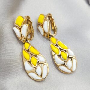 Orecchini primi anni '60 a clip firmati Trifari, con pendenti snodati, realizzati in lega Trifanium color oro con cabochones di pasta di vetro bianca e gialla - VINTAGE AMORE MIO