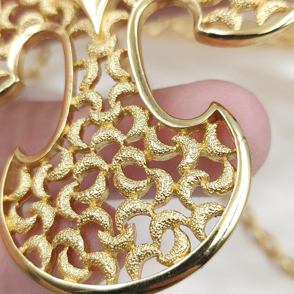Collana Trifari, risalente alla fine degli anni '50, composta da spessa catena e pendente molto grande a forma di croce stilizzata, realizzata in lega Trifanium color oro con lavorazione a cera persa e dettagli lucidi - VINTAGE AMORE MIO