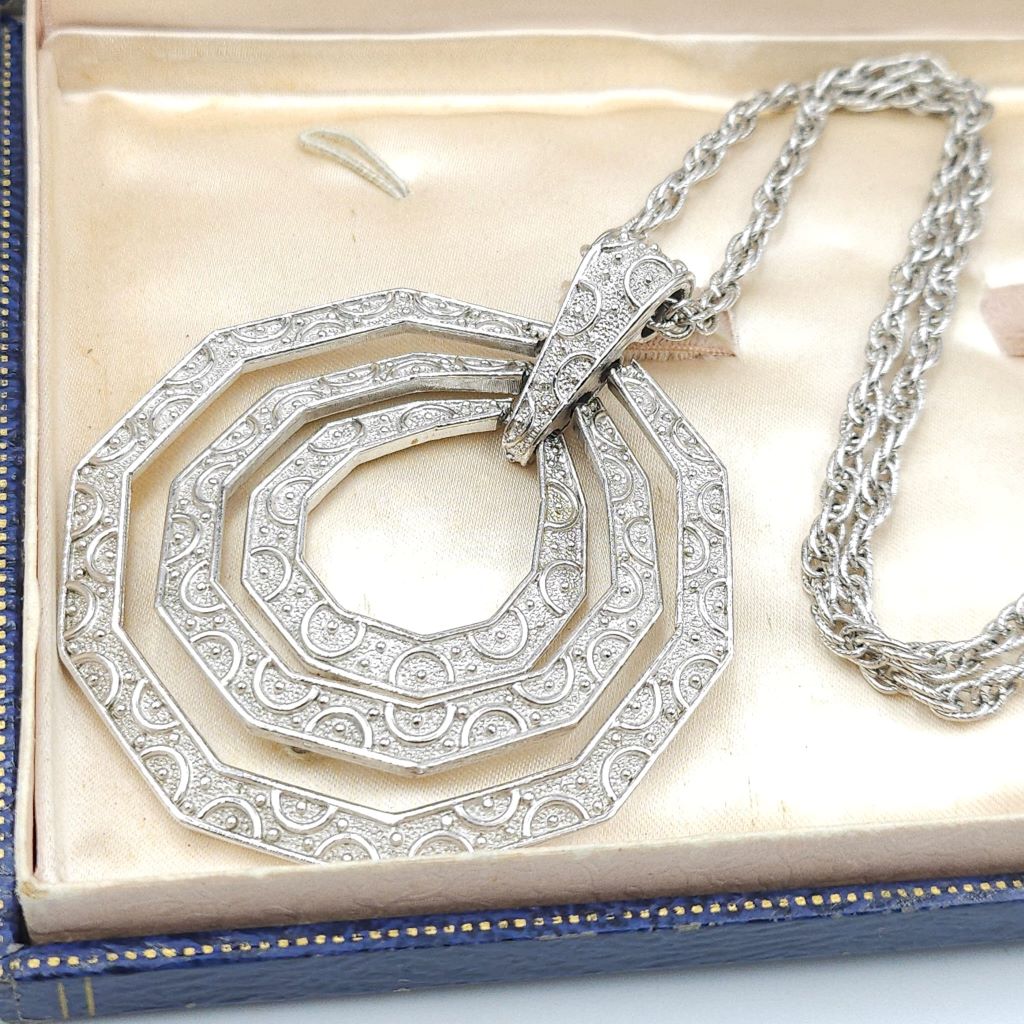 Collana Trifari risalente alla seconda metà degli anni cinquanta, composta da catena e grandissimo pendente snodato, realizzata in lega Trifanium color argento con lavorazione a cera persa e dettagli lucidi - VINTAGE AMORE MIO