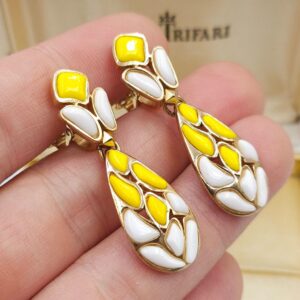 Orecchini primi anni '60 a clip firmati Trifari, con pendenti snodati, realizzati in lega Trifanium color oro con cabochones di pasta di vetro bianca e gialla - VINTAGE AMORE MIO
