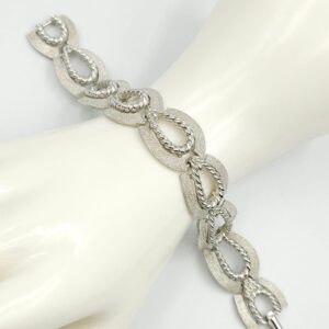 Bracciale Trifari risalente al 1960 circa, realizzato in lega Trifanium color argento satinato con dettagli a cordoncino - VINTAGE AMORE MIO