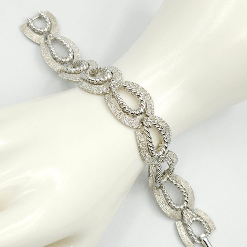 Bracciale Trifari risalente al 1960 circa, realizzato in lega Trifanium color argento satinato con dettagli a cordoncino - VINTAGE AMORE MIO