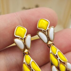 Orecchini primi anni '60 a clip firmati Trifari, con pendenti snodati, realizzati in lega Trifanium color oro con cabochones di pasta di vetro bianca e gialla - VINTAGE AMORE MIO