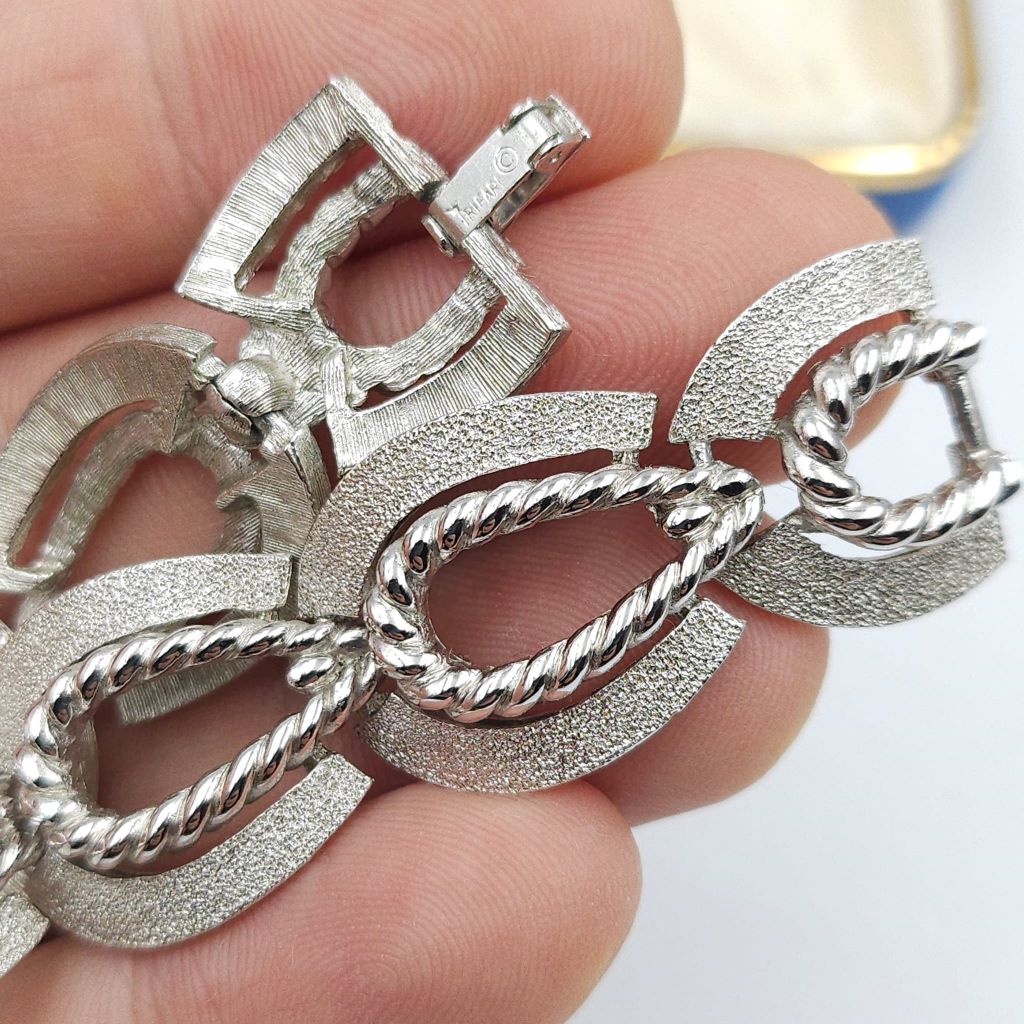 Bracciale Trifari risalente al 1960 circa, realizzato in lega Trifanium color argento satinato con dettagli a cordoncino - VINTAGE AMORE MIO
