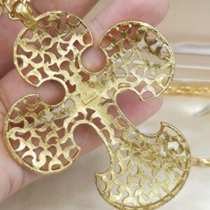 Collana Trifari, risalente alla fine degli anni '50, composta da spessa catena e pendente molto grande a forma di croce stilizzata, realizzata in lega Trifanium color oro con lavorazione a cera persa e dettagli lucidi - VINTAGE AMORE MIO