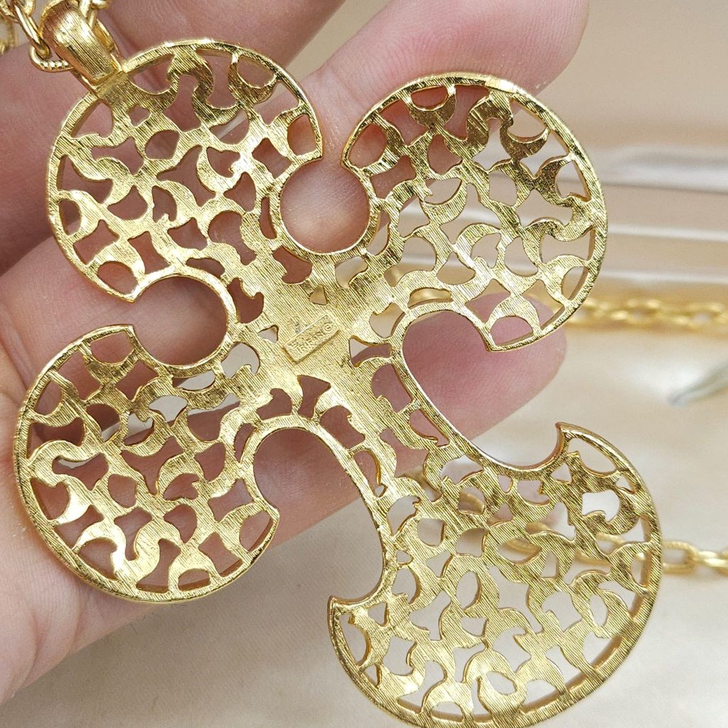 Collana Trifari, risalente alla fine degli anni '50, composta da spessa catena e pendente molto grande a forma di croce stilizzata, realizzata in lega Trifanium color oro con lavorazione a cera persa e dettagli lucidi - VINTAGE AMORE MIO