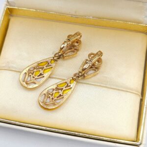 Orecchini primi anni '60 a clip firmati Trifari, con pendenti snodati, realizzati in lega Trifanium color oro con cabochones di pasta di vetro bianca e gialla - VINTAGE AMORE MIO