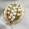Spilla botanica Trifari oro e perle 1960