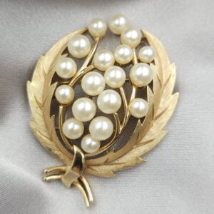 Spilla floreale Trifari, risalente al 1960 circa, realizzata in lega Trifanium color oro satinato con particolari lucidi e perle - VINTAGE AMORE MIO