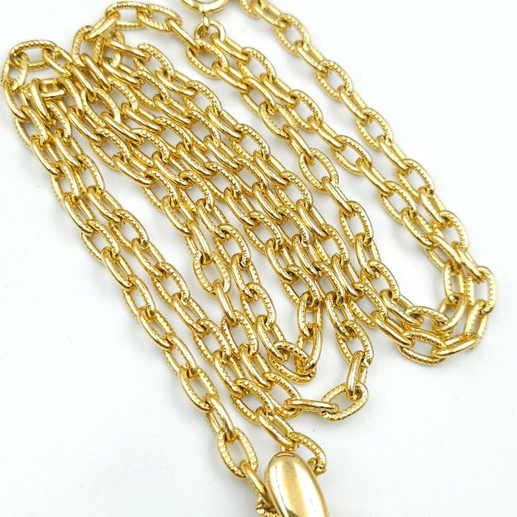 Collana Trifari, risalente alla fine degli anni '50, composta da spessa catena e pendente molto grande a forma di croce stilizzata, realizzata in lega Trifanium color oro con lavorazione a cera persa e dettagli lucidi - VINTAGE AMORE MIO