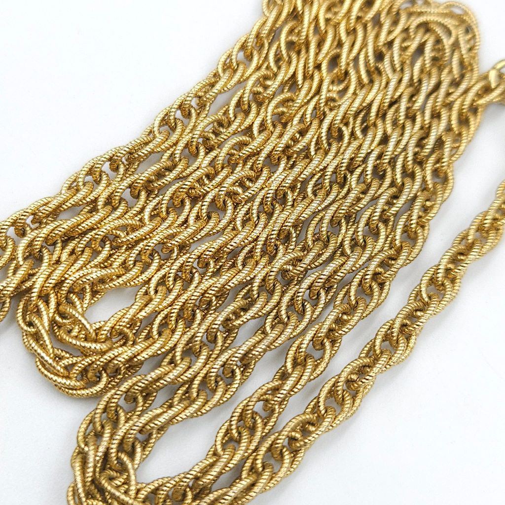 Collana waterfall firmata Trifari, risalente al 1960 circa, catena e grande pendente con decoro floreale in lega Trifanium color oro con tre nappe - VINTAGE AMORE MIO