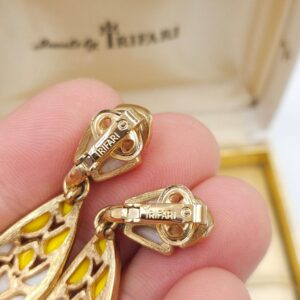 Orecchini primi anni '60 a clip firmati Trifari, con pendenti snodati, realizzati in lega Trifanium color oro con cabochones di pasta di vetro bianca e gialla - VINTAGE AMORE MIO