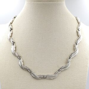 Collana firmata Trifari risalente ai primissimi anni '60, con decoro di foglie in lega Trifanium color argento satinato con venature lucide - VINTAGE AMORE MIO
