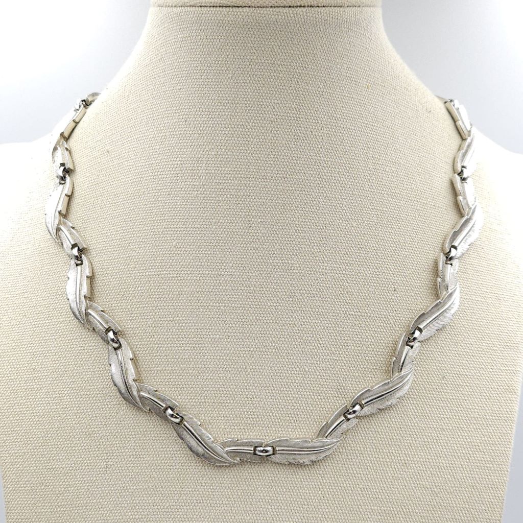Collana firmata Trifari risalente ai primissimi anni '60, con decoro di foglie in lega Trifanium color argento satinato con venature lucide - VINTAGE AMORE MIO Collana firmata Trifari risalente ai primissimi anni '60, con decoro di foglie in lega Trifanium color argento satinato con venature lucide - VINTAGE AMORE MIO