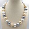 Collana di grandi perle ovali di tre diverse tonalità