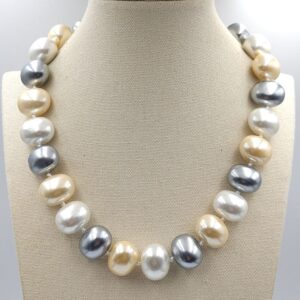Collana formata da grandissime perle ovali di tre diverse tonalità, bianco, grigio e champagne, separate da nodi, chiusura di metallo color argento - VINTAGE AMORE MIO