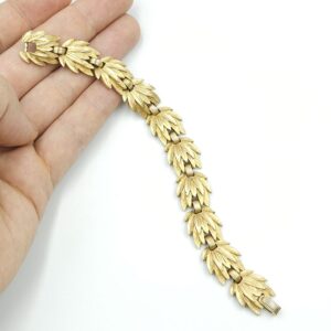 Braccialetto firmato Trifari, risalente al 1960 circa, decoro botanico, lega Trifanium color oro satinato - VINTAGE AMORE MIO
