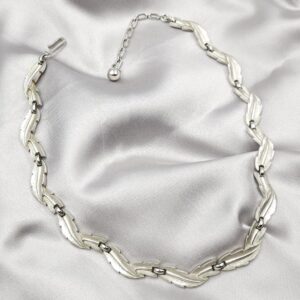 Collana firmata Trifari risalente ai primissimi anni '60, con decoro di foglie in lega Trifanium color argento satinato con venature lucide - VINTAGE AMORE MIO