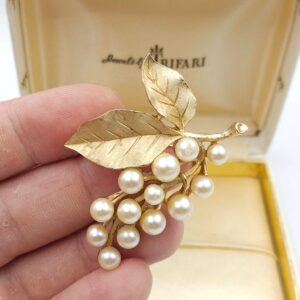 Spilla floreale Trifari, realizzata verso il 1960 in lega Trifanium color oro satinato con particolari lucidi e una cascata di perle - VINTAGE AMORE MIO