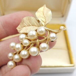 Spilla floreale Trifari, realizzata verso il 1960 in lega Trifanium color oro satinato con particolari lucidi e una cascata di perle - VINTAGE AMORE MIO