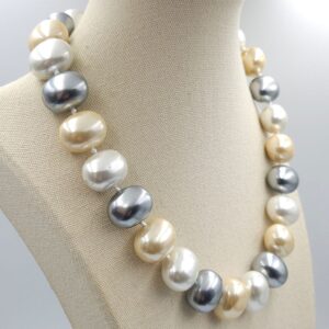 Collana formata da grandissime perle ovali di tre diverse tonalità, bianco, grigio e champagne, separate da nodi, chiusura di metallo color argento - VINTAGE AMORE MIO Collana formata da grandissime perle ovali di tre diverse tonalità, bianco, grigio e champagne, separate da nodi, chiusura di metallo color argento - VINTAGE AMORE MIO