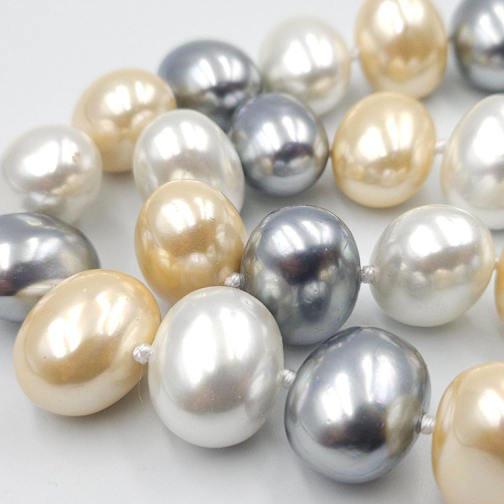 Collana formata da grandissime perle ovali di tre diverse tonalità, bianco, grigio e champagne, separate da nodi, chiusura di metallo color argento - VINTAGE AMORE MIO Collana formata da grandissime perle ovali di tre diverse tonalità, bianco, grigio e champagne, separate da nodi, chiusura di metallo color argento - VINTAGE AMORE MIO