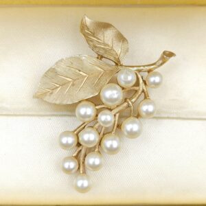Spilla floreale Trifari, realizzata verso il 1960 in lega Trifanium color oro satinato con particolari lucidi e una cascata di perle - VINTAGE AMORE MIO