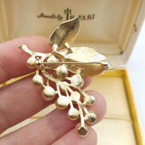 Spilla floreale Trifari, realizzata verso il 1960 in lega Trifanium color oro satinato con particolari lucidi e una cascata di perle - VINTAGE AMORE MIO