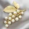 Spilla botanica Trifari lega oro con perle