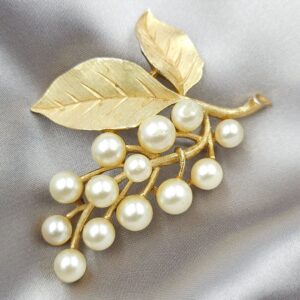 Spilla floreale Trifari, realizzata verso il 1960 in lega Trifanium color oro satinato con particolari lucidi e una cascata di perle - VINTAGE AMORE MIO