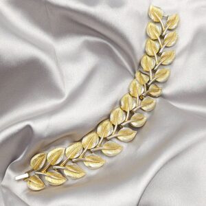 Bracciale Trifari anni '50, con decoro botanico, realizzato in lega Trifanium color oro con lavorazione a bacchette e dettagli lucidi - VINTAGE AMORE MIO