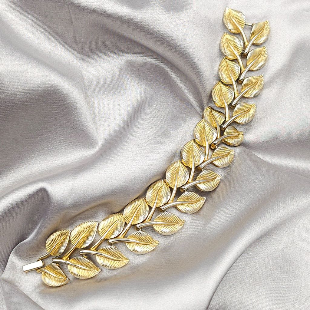 Bracciale Trifari anni '50, con decoro botanico, realizzato in lega Trifanium color oro con lavorazione a bacchette e dettagli lucidi - VINTAGE AMORE MIO