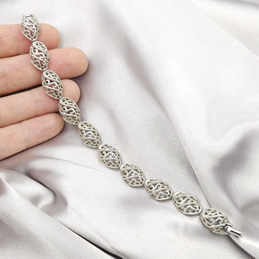 Braccialetto firmato Trifari realizzato verso il 1960 in lega Trifanium color argento con lavorazione a cordoncino - VINTAGE AMORE MIO Braccialetto firmato Trifari realizzato verso il 1960 in lega Trifanium color argento con lavorazione a cordoncino - VINTAGE AMORE MIO