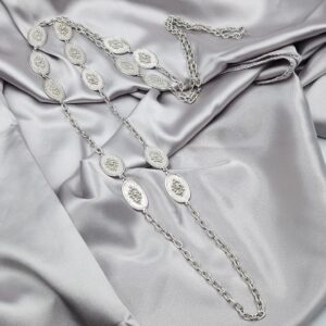 Collana Trifari primi anni '60, lunga 138 cm, quindi si possono fare anche tre giri, realizzata in lega Trifanium color argento satinato con decori lucidi - VINTAGE AMORE MIO