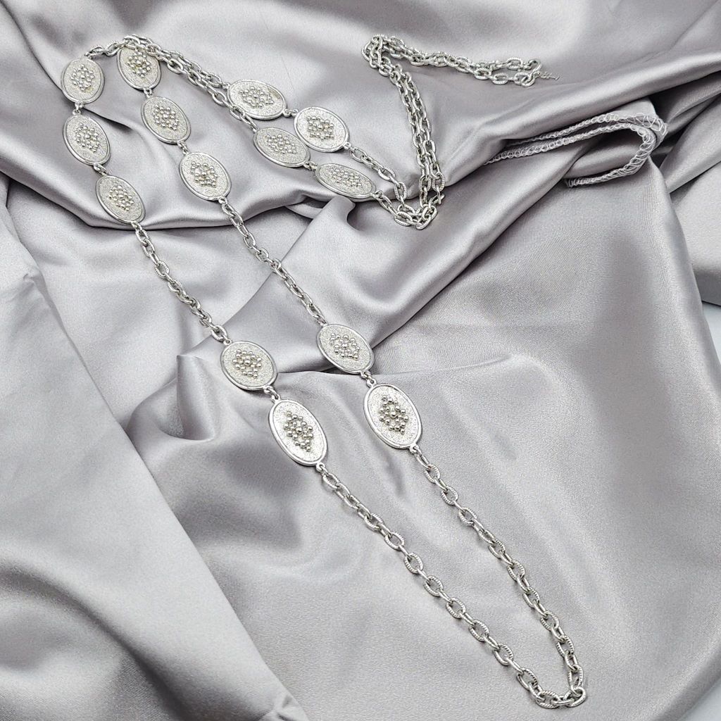 Collana Trifari primi anni '60, lunga 138 cm, quindi si possono fare anche tre giri, realizzata in lega Trifanium color argento satinato con decori lucidi - VINTAGE AMORE MIO Collana Trifari primi anni '60, lunga 138 cm, quindi si possono fare anche tre giri, realizzata in lega Trifanium color argento satinato con decori lucidi - VINTAGE AMORE MIO