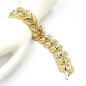 Bracciale Trifari anni '50, con decoro botanico, realizzato in lega Trifanium color oro con lavorazione a bacchette e dettagli lucidi - VINTAGE AMORE MIO