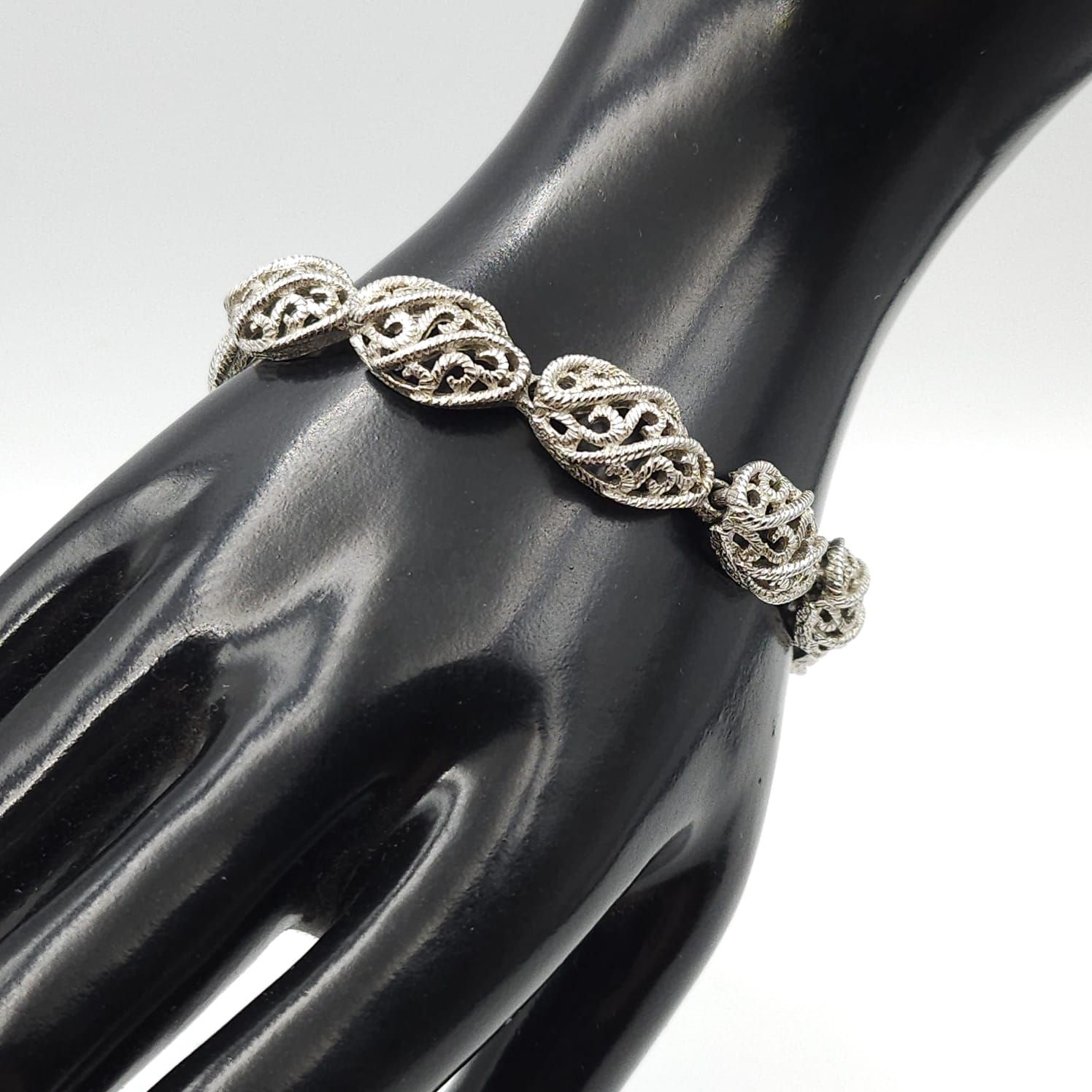 Braccialetto firmato Trifari realizzato verso il 1960 in lega Trifanium color argento con lavorazione a cordoncino - VINTAGE AMORE MIO Braccialetto firmato Trifari realizzato verso il 1960 in lega Trifanium color argento con lavorazione a cordoncino - VINTAGE AMORE MIO