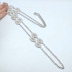 Collana Trifari primi anni '60, lunga 138 cm, quindi si possono fare anche tre giri, realizzata in lega Trifanium color argento satinato con decori lucidi - VINTAGE AMORE MIO