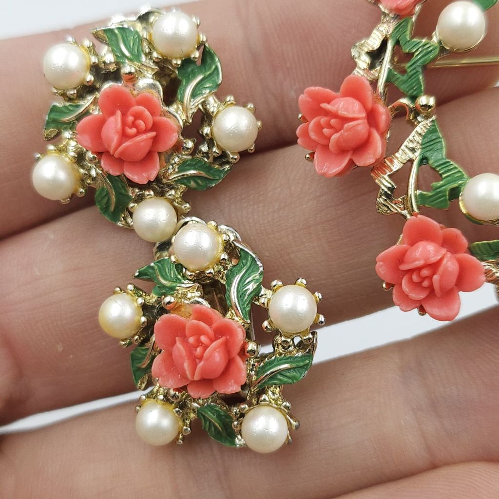 Full parure anni '50, composta da collana, braccialetto, spilla e orecchini a clip, in metallo color oro con decoro di roselline di lucite color corallo, smalto verde e perle - VINTAGE AMORE MIO