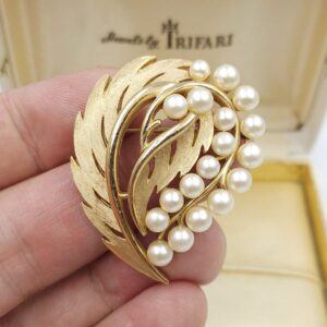 Spilla Trifari risalente al 1960 circa, decoro botanico, realizzata in lega Trifanium color oro satinato con particolari lucidi e perle - VINTAGE AMORE MIO
