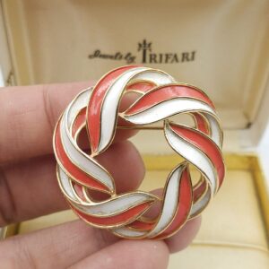 Spilla Trifari della fine degli anni '50, a forma di ghirlanda, realizzata in lega Trifanium color oro con smalto bicolore - VINTAGE AMORE MIO
