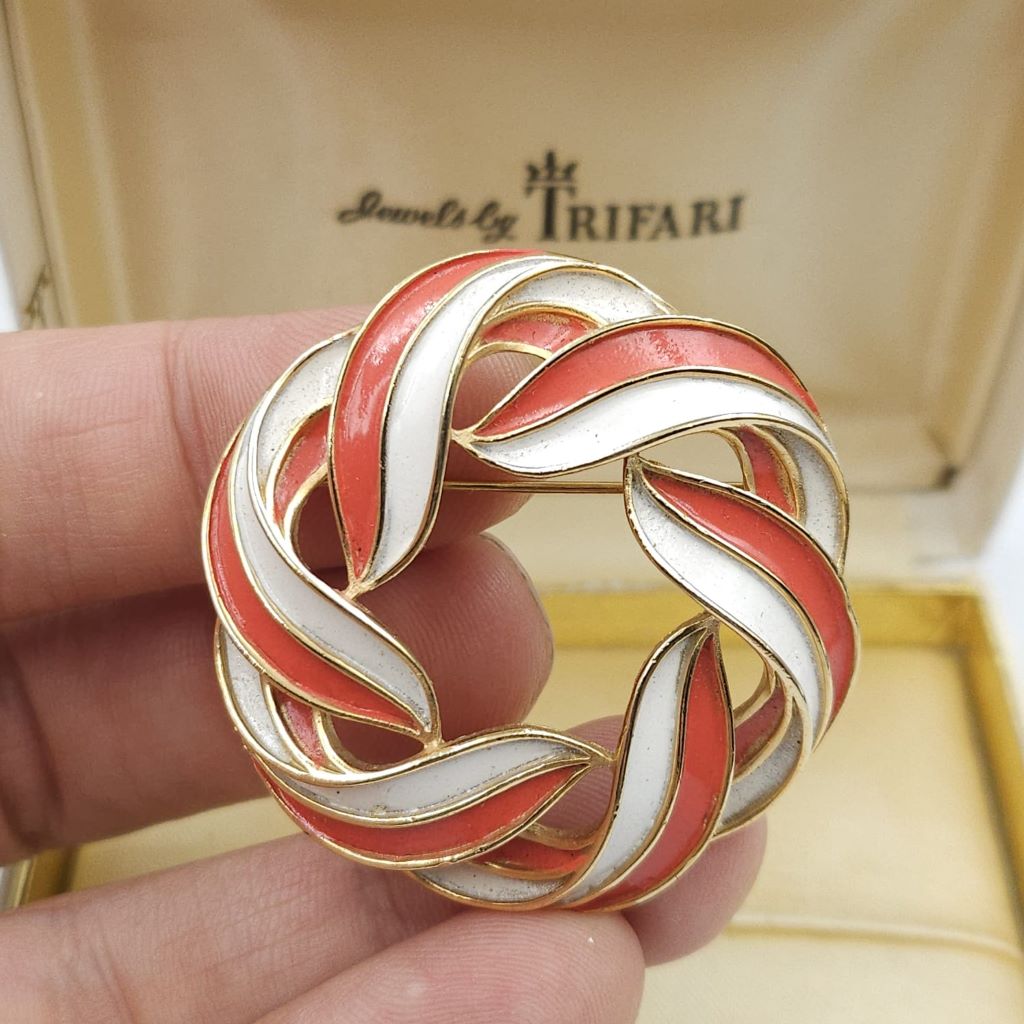 Spilla Trifari della fine degli anni '50, a forma di ghirlanda, realizzata in lega Trifanium color oro con smalto bicolore - VINTAGE AMORE MIO