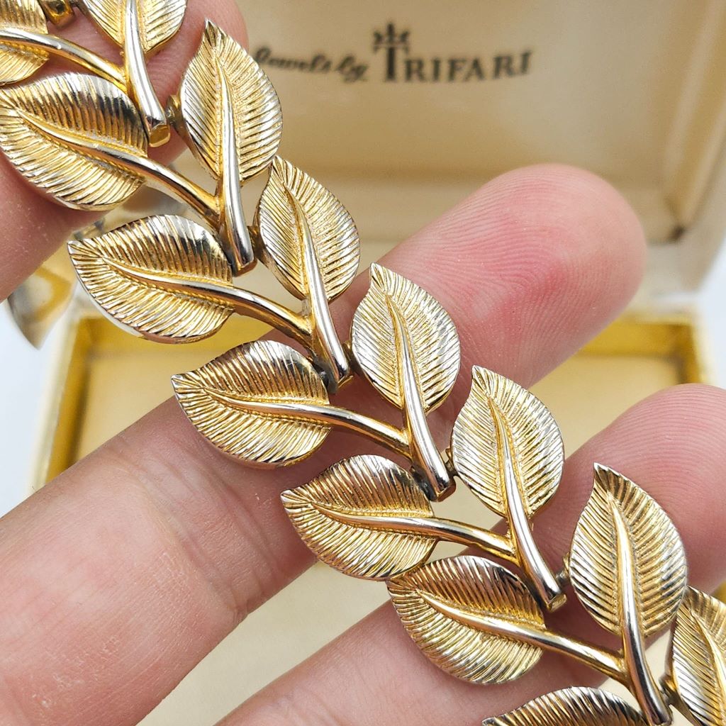 Bracciale Trifari anni '50, con decoro botanico, realizzato in lega Trifanium color oro con lavorazione a bacchette e dettagli lucidi - VINTAGE AMORE MIO